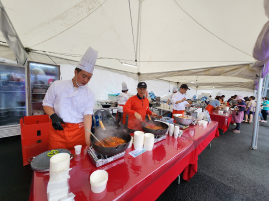 15일 전북 익산 하림 퍼스트키친에서 열린 'NS푸드페스타'에서 익산 지역 맛집 셰프들이 요리를 선보이고 있다. 김수연 기자